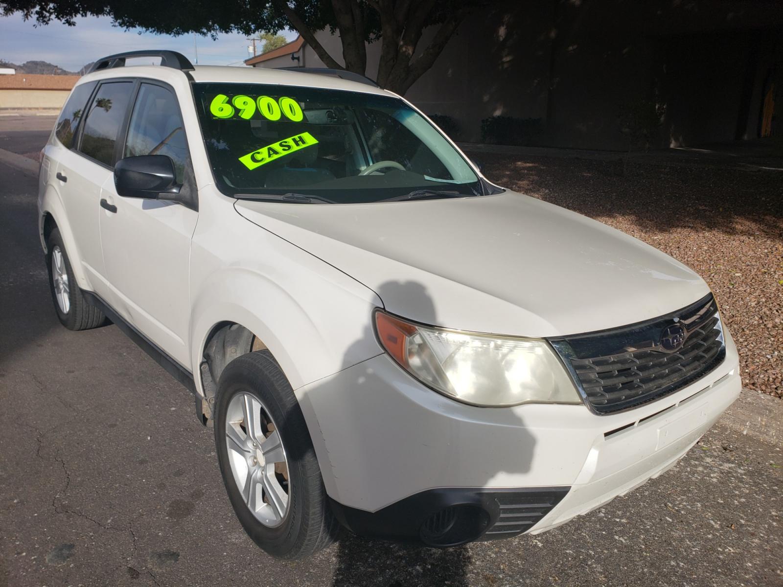 2010 WHITE /gray Subaru Forester (JF2SH6BC3AH) with an 2.4L L4 DOHC 16V engine, 5-Speed Automatic transmission, located at 323 E Dunlap Ave., Phoenix, AZ, 85020, (602) 331-9000, 33.567677, -112.069000 - 2010 Subaru Forester,......EXCELLENT condition,.... Ice Cold A/C, Gray interior with lite gray cloth seats in near perfect condition, New brakes, Tune up, Stereo/CD Player, Satellite compatible, This suv is gorgeous inside and out, Incredible gas mileage! Arizona title , Runs and Drives Excellent... - Photo #2
